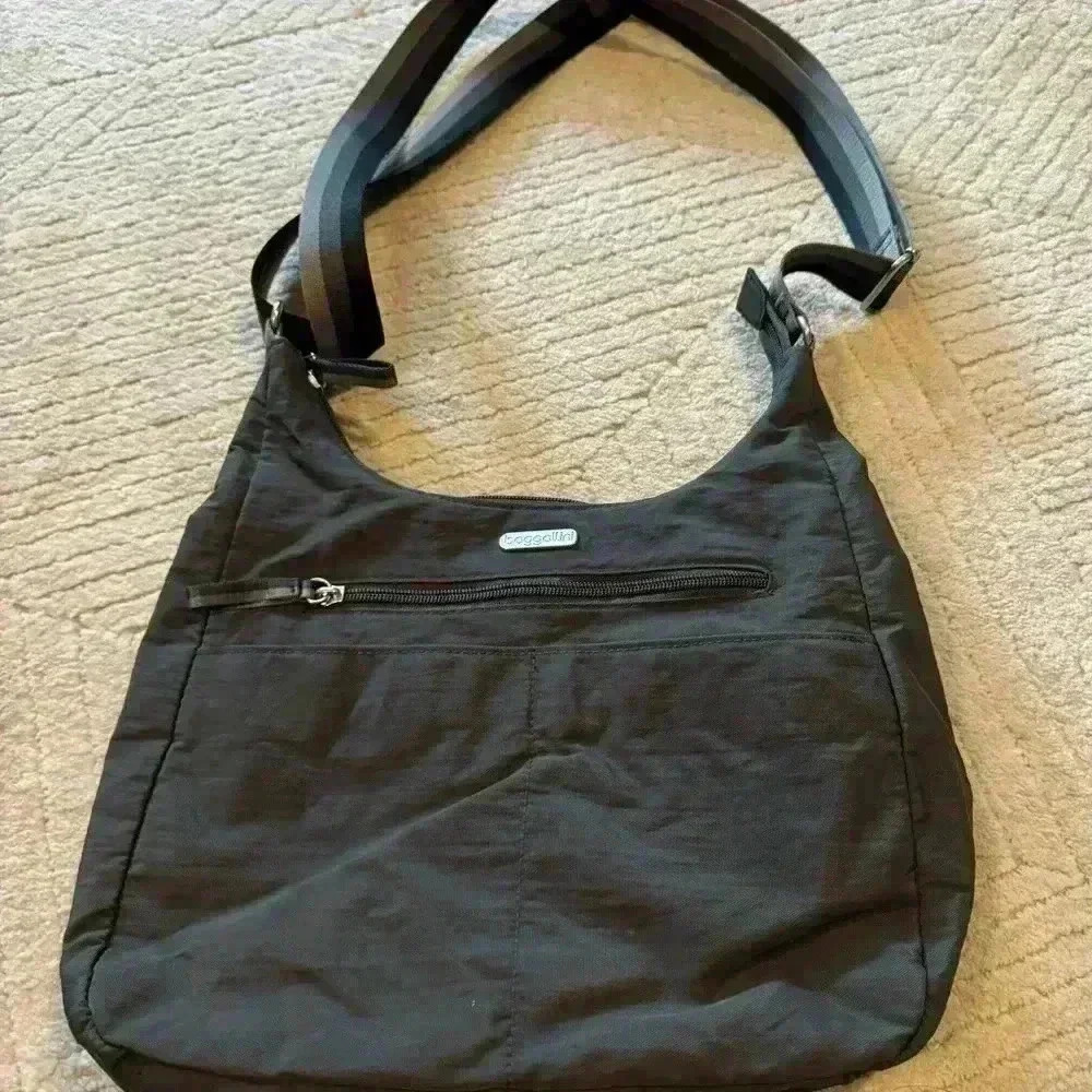 Baggilini gray purse medium size